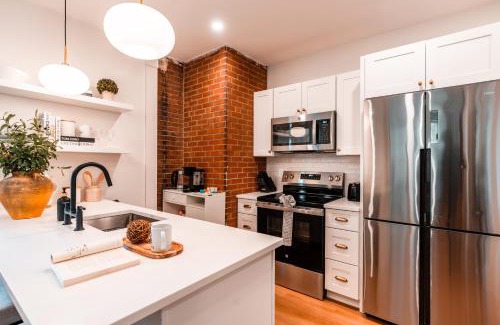 Fox Point Apartamento | 2BR Apt with Parking Garden View Walk to Waterfront