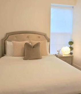 Fox Point Apartamento | 2BR Apt with Parking Garden View Walk to Waterfront