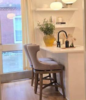 Fox Point Apartamento | 2BR Apt with Parking Garden View Walk to Waterfront