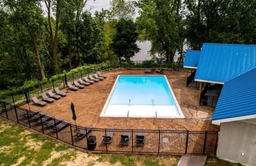 Grandville Apartamento | 2BR Balcony Suite with Parking at The Grand Castle