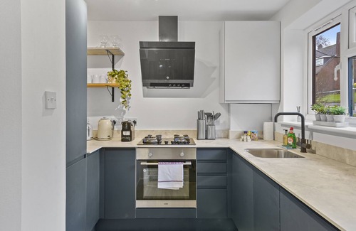 High Barnet Apartamento | 2BR Barnet Gem with Front Garden