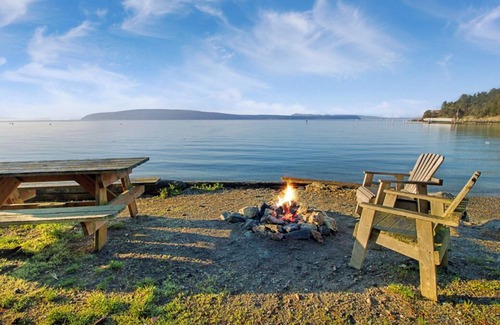 Eastsound Cabina | 2BR Beach Cabin on prime west-facing beach!