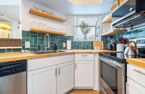 Ocean Side Village Apartamento | 2BR Beach Getaway - Pool, Gym, Near Space Coast