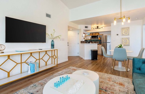 Ocean Side Village Apartamento | 2BR Beach Getaway - Pool, Gym, Near Space Coast