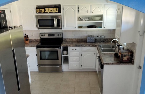 Indialantic Casa | 2BR Beach Getaway, Full Kitchen, Large Yard, Steps From The Beach, Melbourne, FL