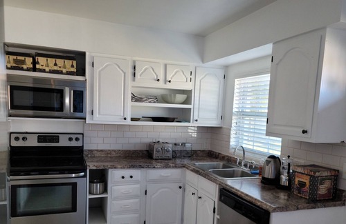 Indialantic Casa | 2BR Beach Getaway, Full Kitchen, Large Yard, Steps From The Beach, Melbourne, FL