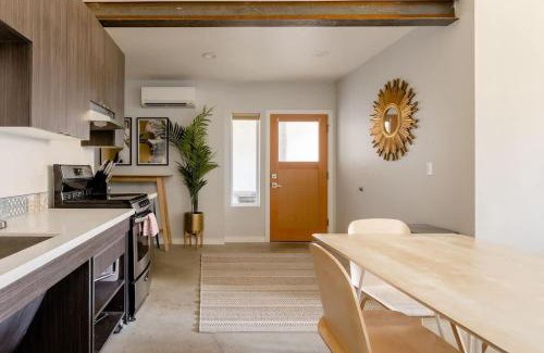 Belmont Apartamento | 2BR Bohemian Oasis - Food & Craft Beer Lovers