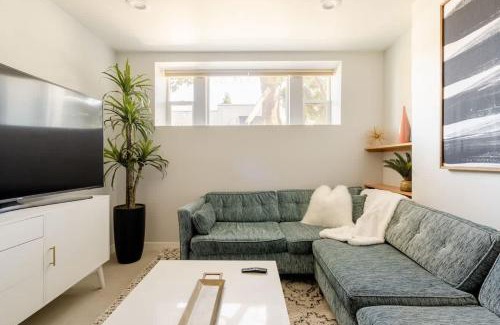 Belmont Apartamento | 2BR Bohemian Oasis - Food & Craft Beer Lovers