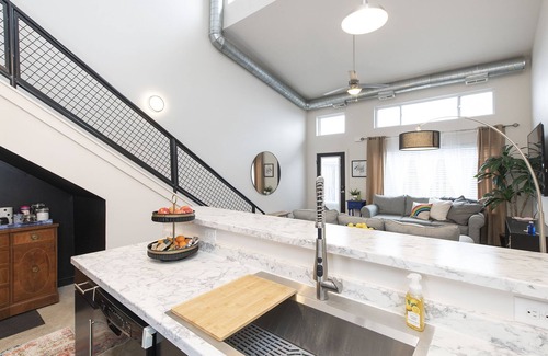 Lexington Casa | 2BR Central Loft w/ Garage, near NCR & Downtown
