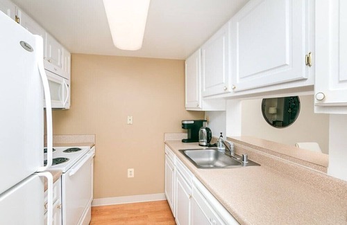 Radnor - Fort Myer Heights Apartamento | 2BR Chic Apartment in Prime Location