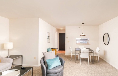 Radnor - Fort Myer Heights Apartamento | 2BR Chic Apartment in Prime Location