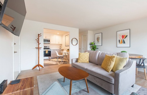 North Queen Anne Apartamento | 2BR Chic Colorful Queen Anne Apt - 4m to DT Seattle, Free Parking - NEW