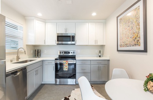 North Queen Anne Apartamento | 2BR Chic Colorful Queen Anne Apt - 4m to DT Seattle, Free Parking - NEW