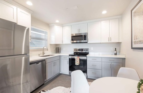 North Queen Anne Apartamento | 2BR Chic Colorful Queen Anne Apt - 4m to DT Seattle, Free Parking - NEW