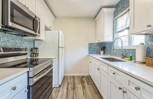 Crescent Lake Apartamento | 236B) 2BR Close to Beach and Downtown!