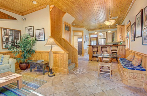 Manteo Cabaña | 2BR coastal cottage w/ whirlpool tub & patio