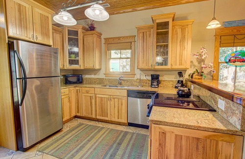 Manteo Cabaña | 2BR coastal cottage w/ whirlpool tub & patio