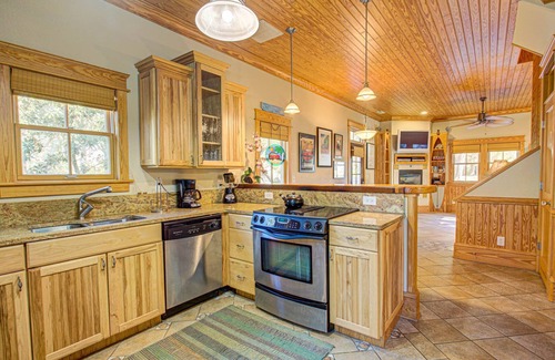 Manteo Cabaña | 2BR coastal cottage w/ whirlpool tub & patio