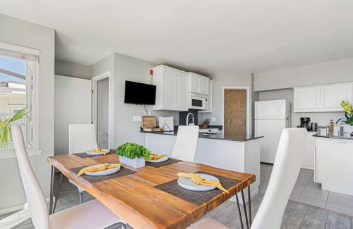 Cayucos Casa | 2BR Coastal Gem w/ Ocean Views + Shared Firepit Lounge Near Cayucos Pier