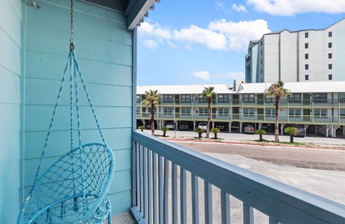 Gulf Shores Apartamento | 2BR Condo Beach Access, Pool and Walk to Hangout!