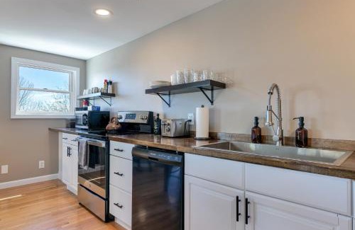 Southwest Harbor Apartamento | 2BR Condo Downtown SWH w/Ocean Views [Driftwood]