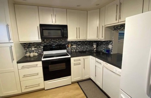 Bel Air Condominio | 2BR Condo in Gardens by the Sea – 3-Min Walk to Secluded Beach + Heated Pool