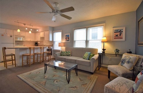 Country Club Estates Condominio | 2BR Condo en el corazón del centro de la ciudad - A pie de playa y tiendas