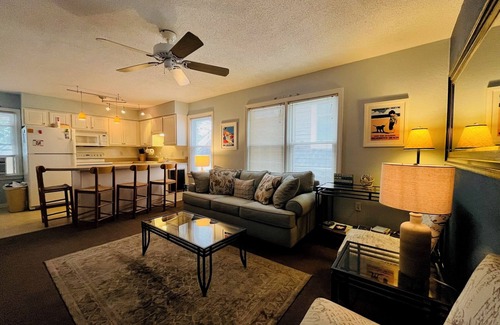 Country Club Estates Condominio | 2BR Condo en el corazón del centro de la ciudad - A pie de playa y tiendas