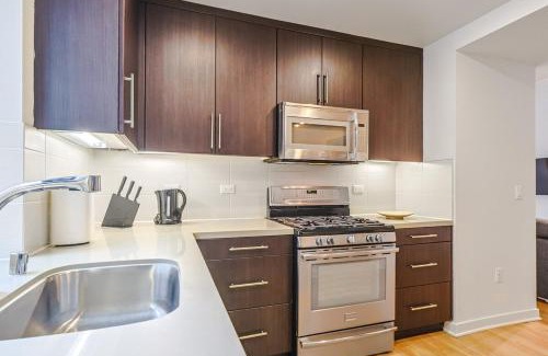 Downtown Apartamento | 2BR Condo in Santa Monica - Walking Distance to Beach, Dining, Shopping & Promenade