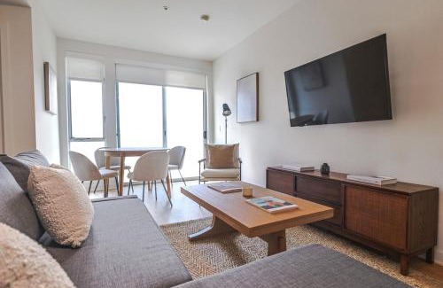 Downtown Apartamento | 2BR Condo in Santa Monica - Walking Distance to Beach, Dining, Shopping & Promenade