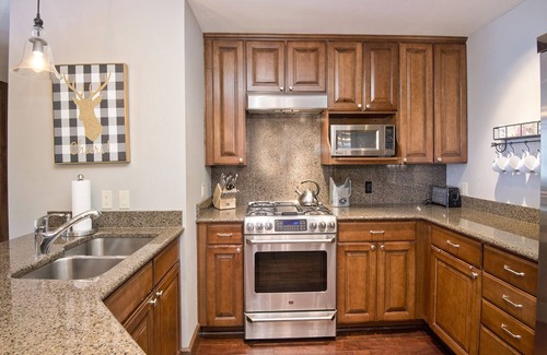 Avon Condominio | 2BR Condo w/ AC, Pool, Hot Tub, Free Ski Shuttle to Vail & BC