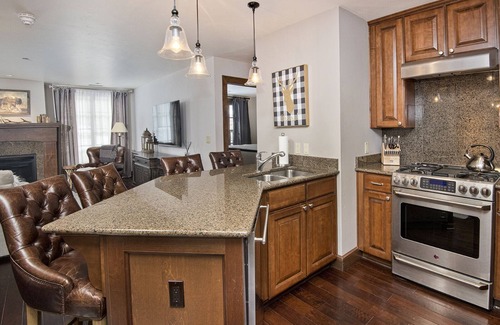 Avon Condominio | 2BR Condo w/ AC, Pool, Hot Tub, Free Ski Shuttle to Vail & BC