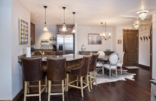 Avon Condominio | 2BR Condo w/ AC, Pool, Hot Tub, Free Ski Shuttle to Vail & BC