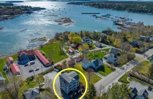 Southwest Harbor Apartamento | 2BR Condo with Ocean Views in Downtown SW Harbor "Seaglass"