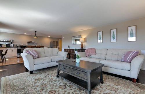 Southwest Harbor Apartamento | 2BR Condo with Ocean Views in Downtown SW Harbor "Seaglass"