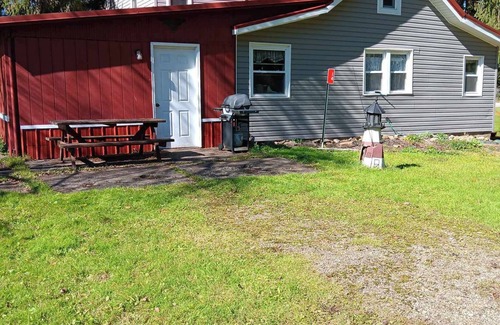 Bradford Cabaña | 2br Cottage close to water, huntn, fishn and snowmobiling outside Bradford, Pa.