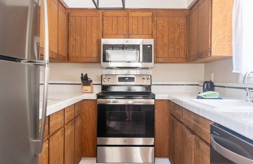 Mount Hood Village Cabina | 2BR Cozy Cabin w/ Pvt Hot Tub, Pool+River Access