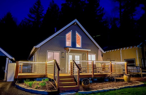 Mount Hood Village Cabina | 2BR Cozy Cabin w/ Pvt Hot Tub, Pool+River Access