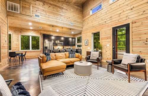 Pickens Cabina | 2BR Cozy Getaway | Firepit, Hot Tub & Luxe Design