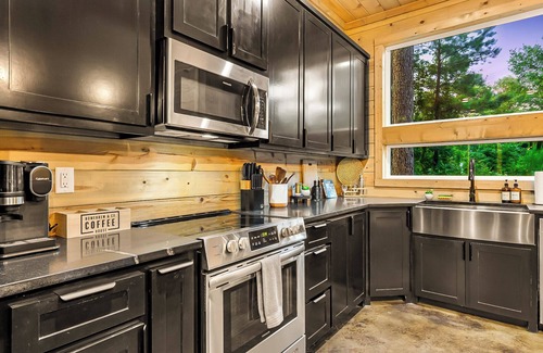Pickens Cabina | 2BR Cozy Getaway | Firepit, Hot Tub & Luxe Design