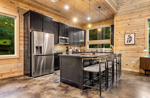 Pickens Cabina | 2BR Cozy Getaway | Firepit, Hot Tub & Luxe Design