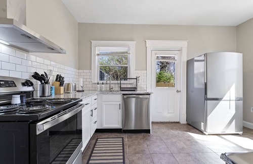 Roselawn Finance Casa | 2BR Cozy Home with Dedicated Office