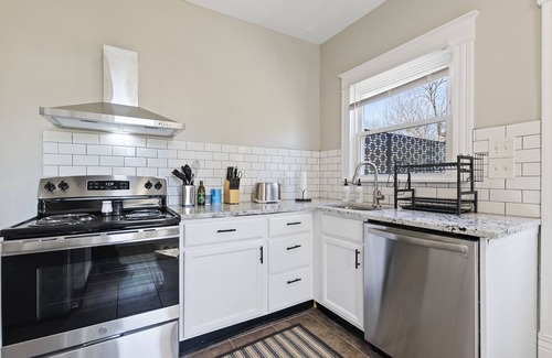Roselawn Finance Casa | 2BR Cozy Home with Dedicated Office