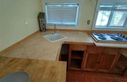 United Central Apartamento | 2BR! Cozy -Quaint - Centrally Located!