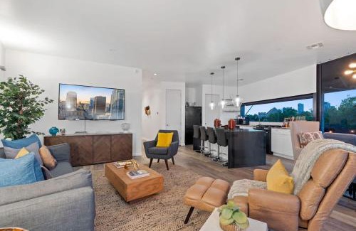 Central East Austin Casa | 2BR Designer Condo on Trendy East 11th St, Downtown Austin