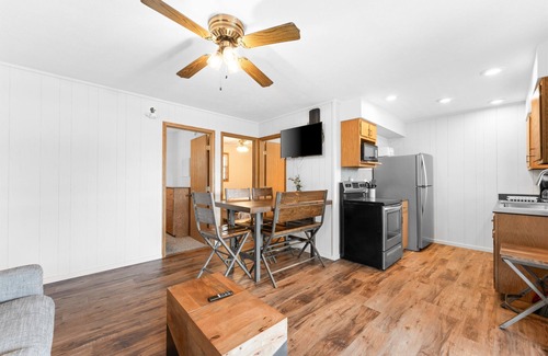 Kimberling City Cabina | 2BR Duplex Cabin w/Community Pool + Boat dock