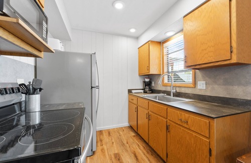 Kimberling City Cabina | 2BR Duplex Cabin w/Community Pool + Boat dock