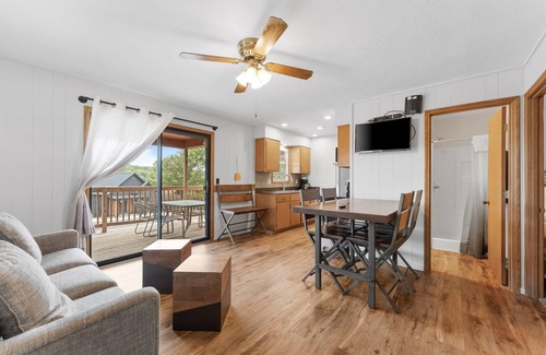 Kimberling City Cabina | 2BR Duplex Cabin w/Community Pool + Boat dock