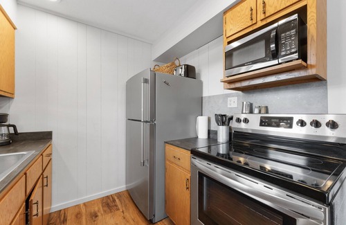 Kimberling City Cabina | 2BR Duplex Cabin w/Community Pool + Boat dock