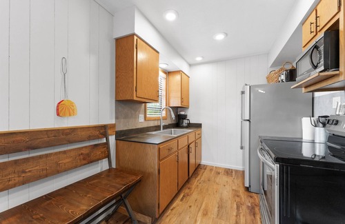 Kimberling City Cabina | 2BR Duplex Cabin w/Community Pool + Boat dock